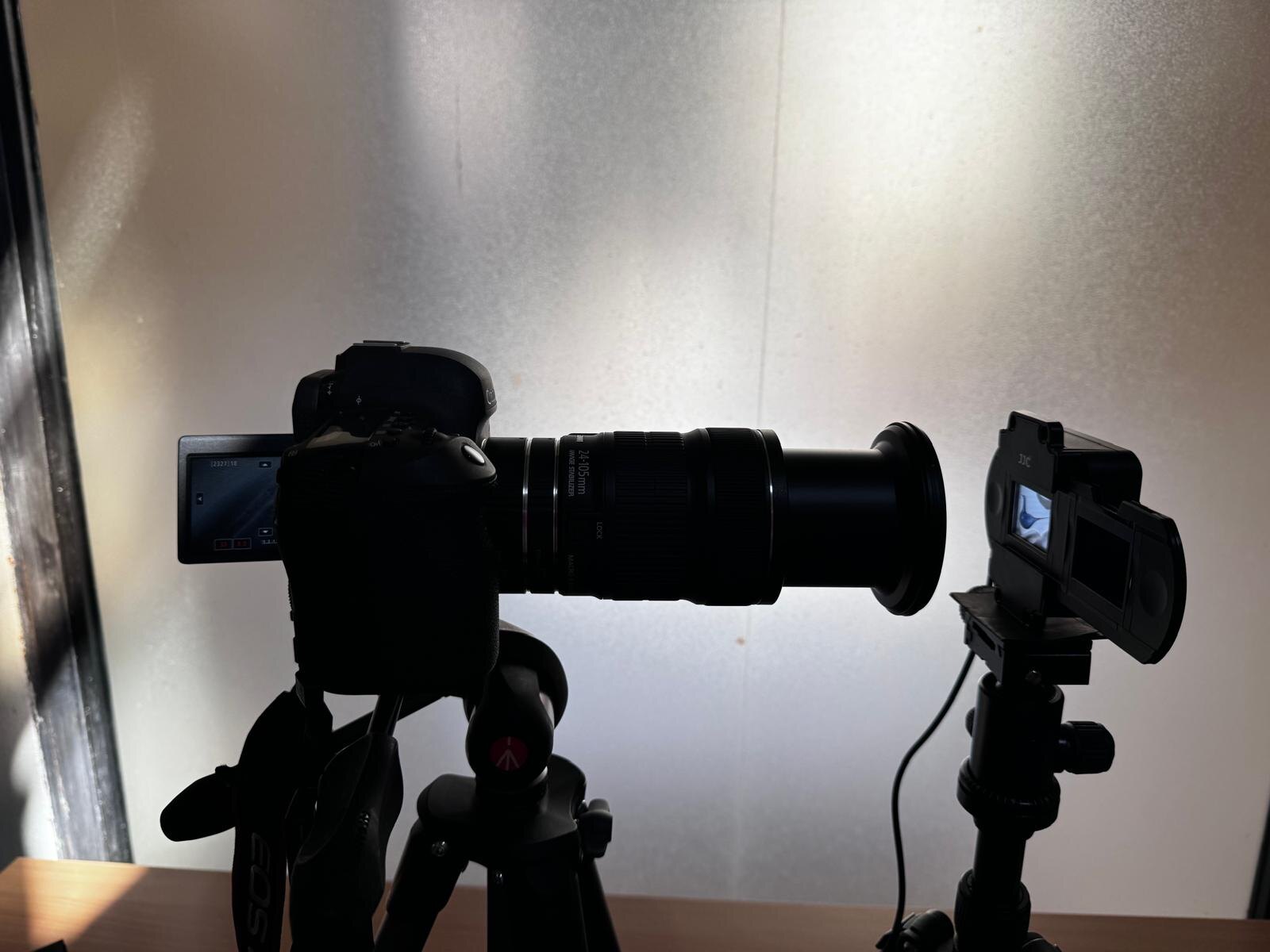 Sistema fotografico con supporto retroilluminato per la riproduzione digitale di diapositive e negativi del Fondo Davide Pace.