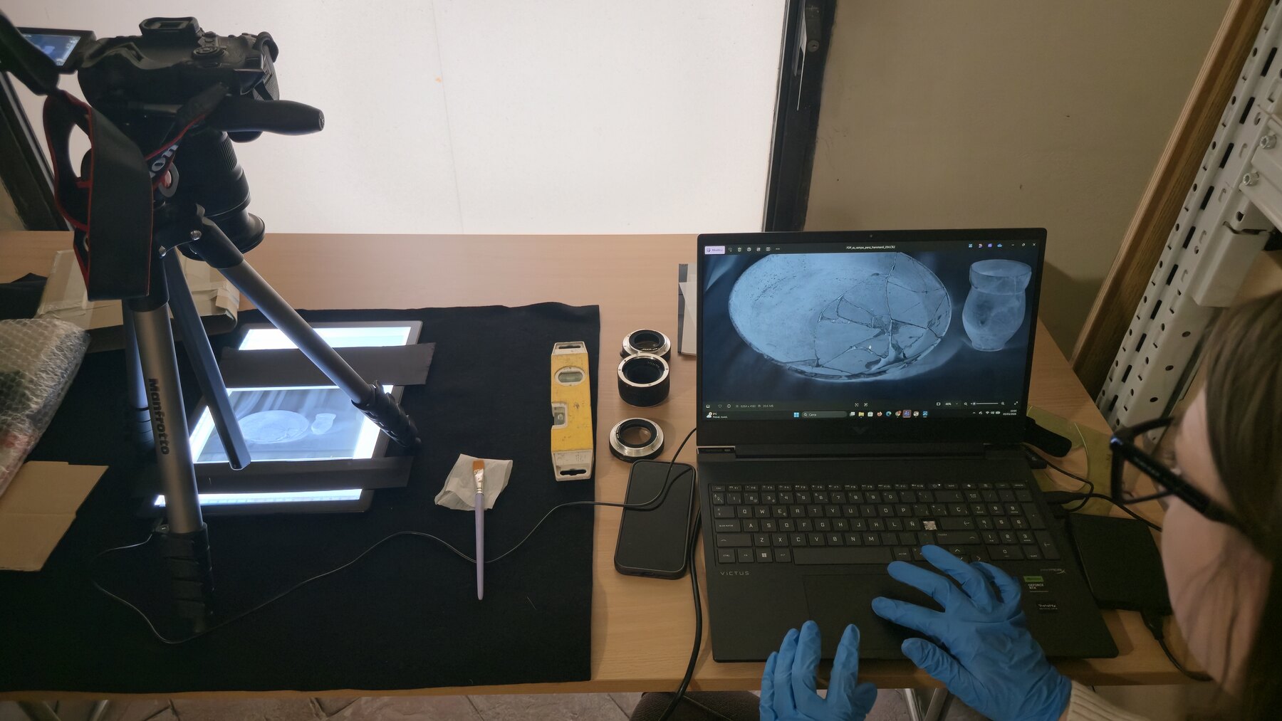 Postazione di ripresa fotografica con piano retroilluminato e monitor di controllo