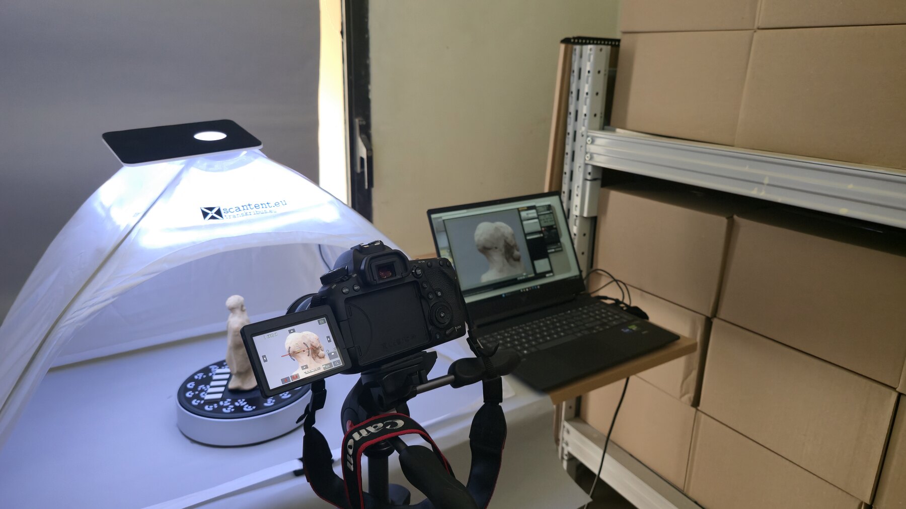 Setup di fotogrammetria per una statuetta archeologica