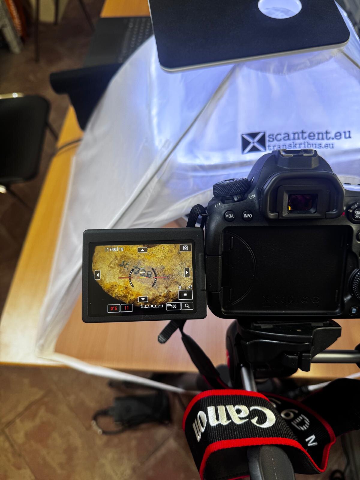 Controllo della qualità delle immagini durante la documentazione fotografica della fusaiola (n. inv. 7338) in preparazione della ricostruzione fotogrammetrica 3D.