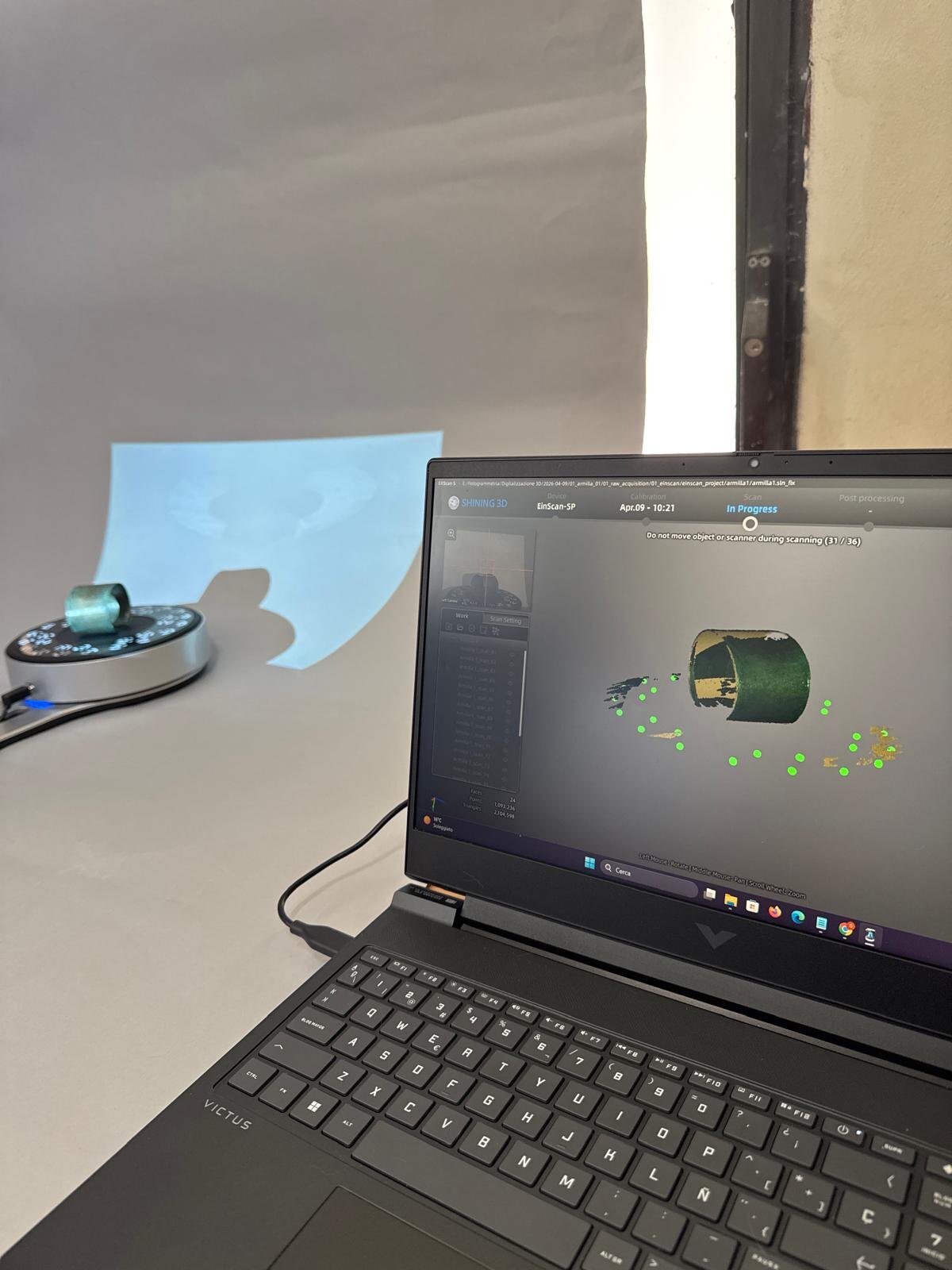 Acquisizione tridimensionale dell'Armilla B (n. inv. 7337B) mediante scanner a luce strutturata. Sul monitor è visibile la ricostruzione digitale del reperto durante la fase di scansione.