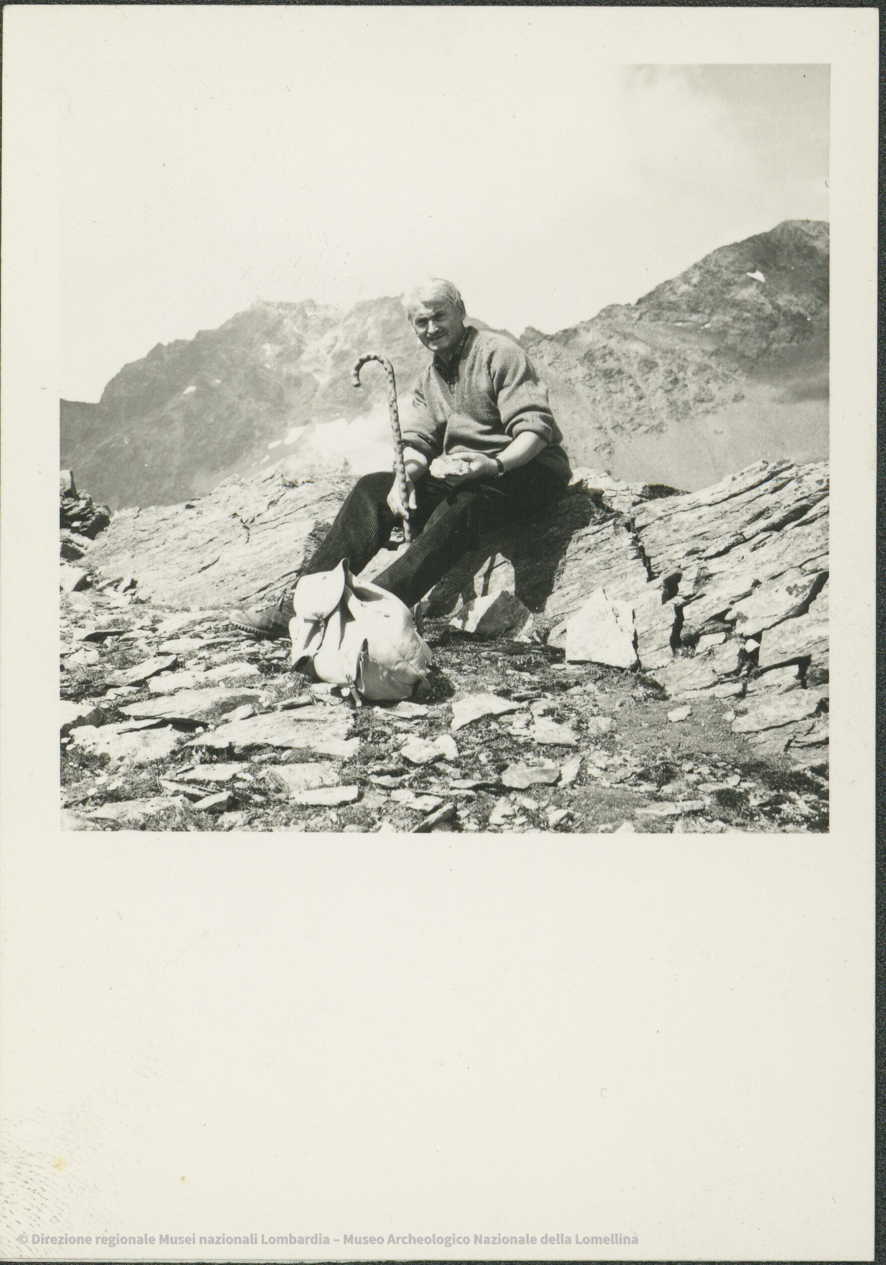 Viewer IIIF con fotografia di Davide Pace seduto in un contesto alpino, agosto 1964