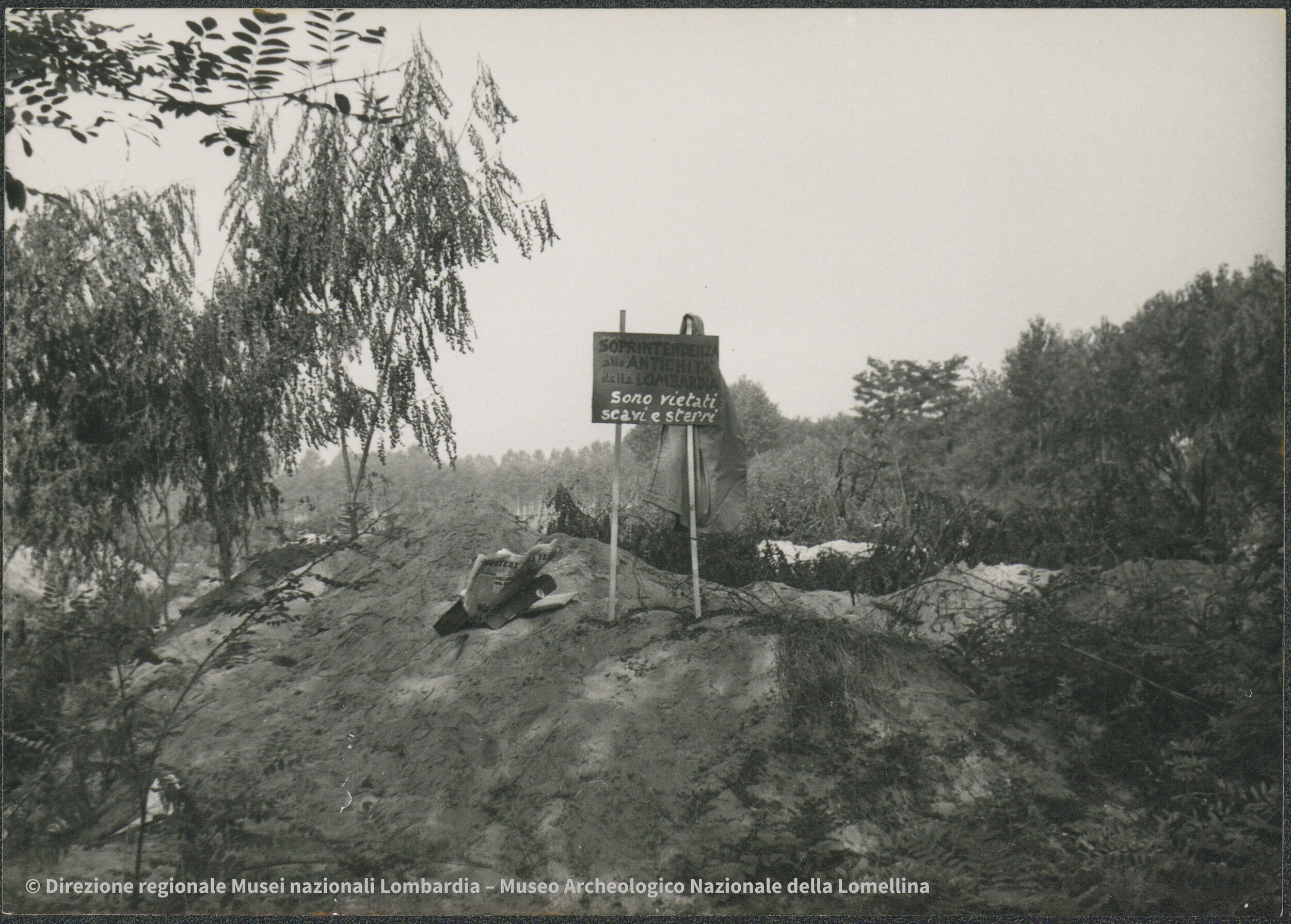 Viewer IIIF con fotografie del Dosso del Marone e del cartello di divieto di scavi o sterri