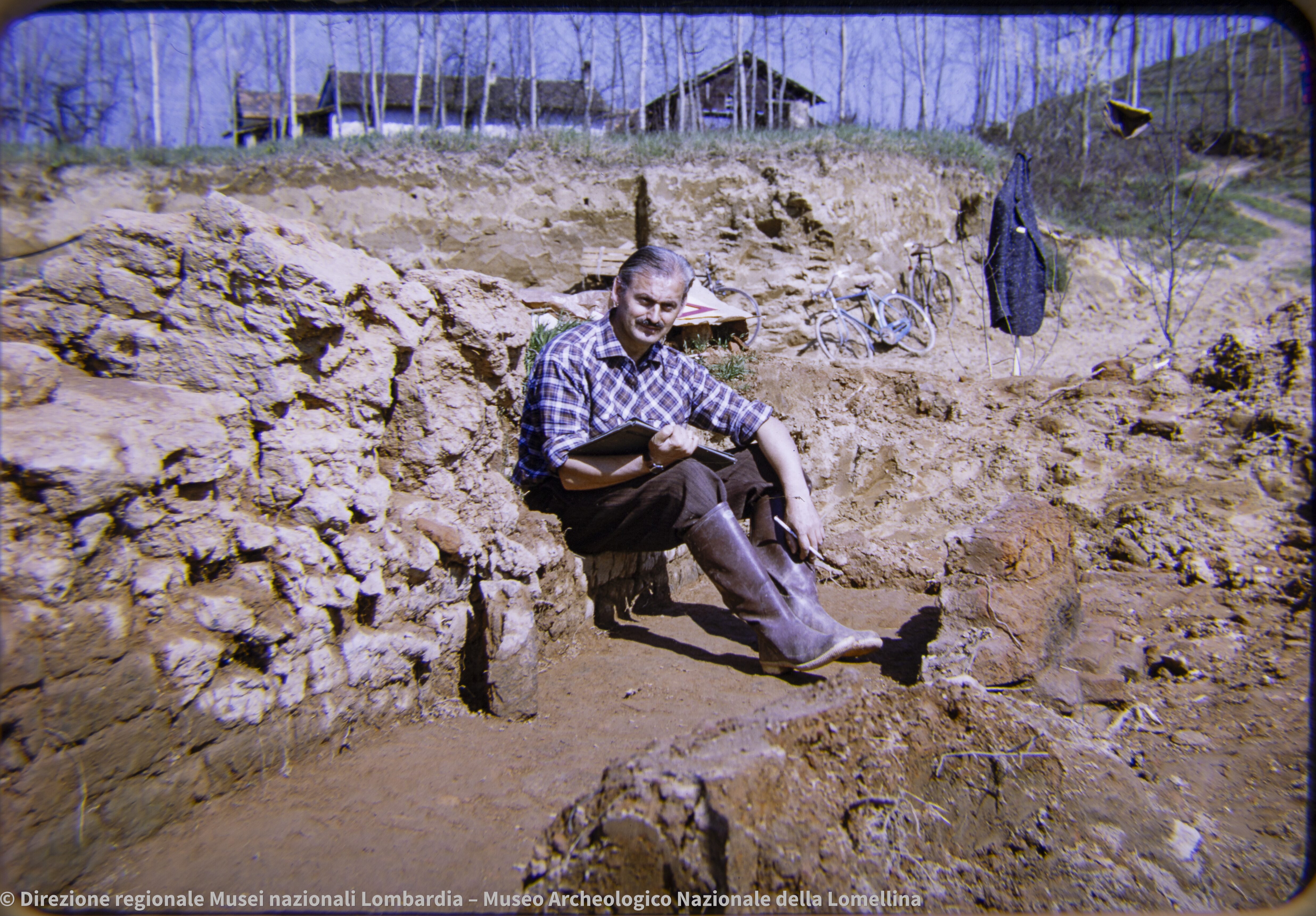 Riprese di Davide Pace nell'area di scavo della fornace romana presso il podere Passerini, Gropello Cairoli, 27 marzo 1959
