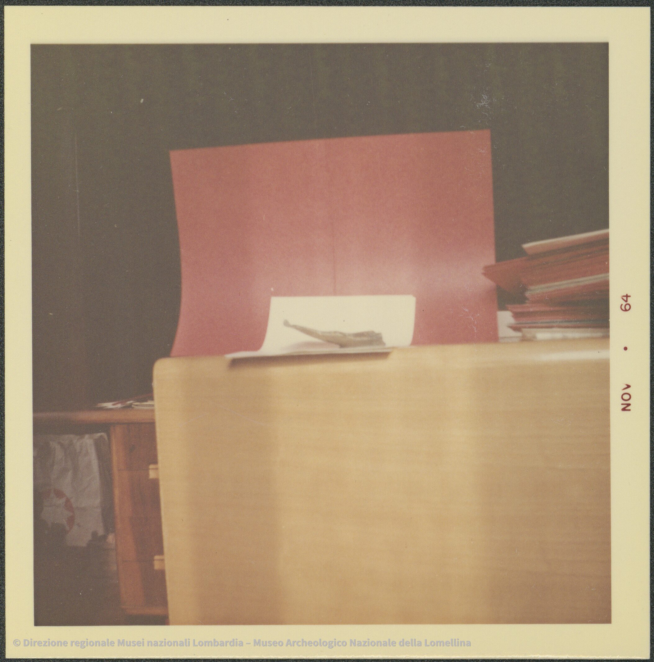 Viewer IIIF con stampa a colori di un interno con fascicolo rosso e frammento fittile, Archivio Davide Pace