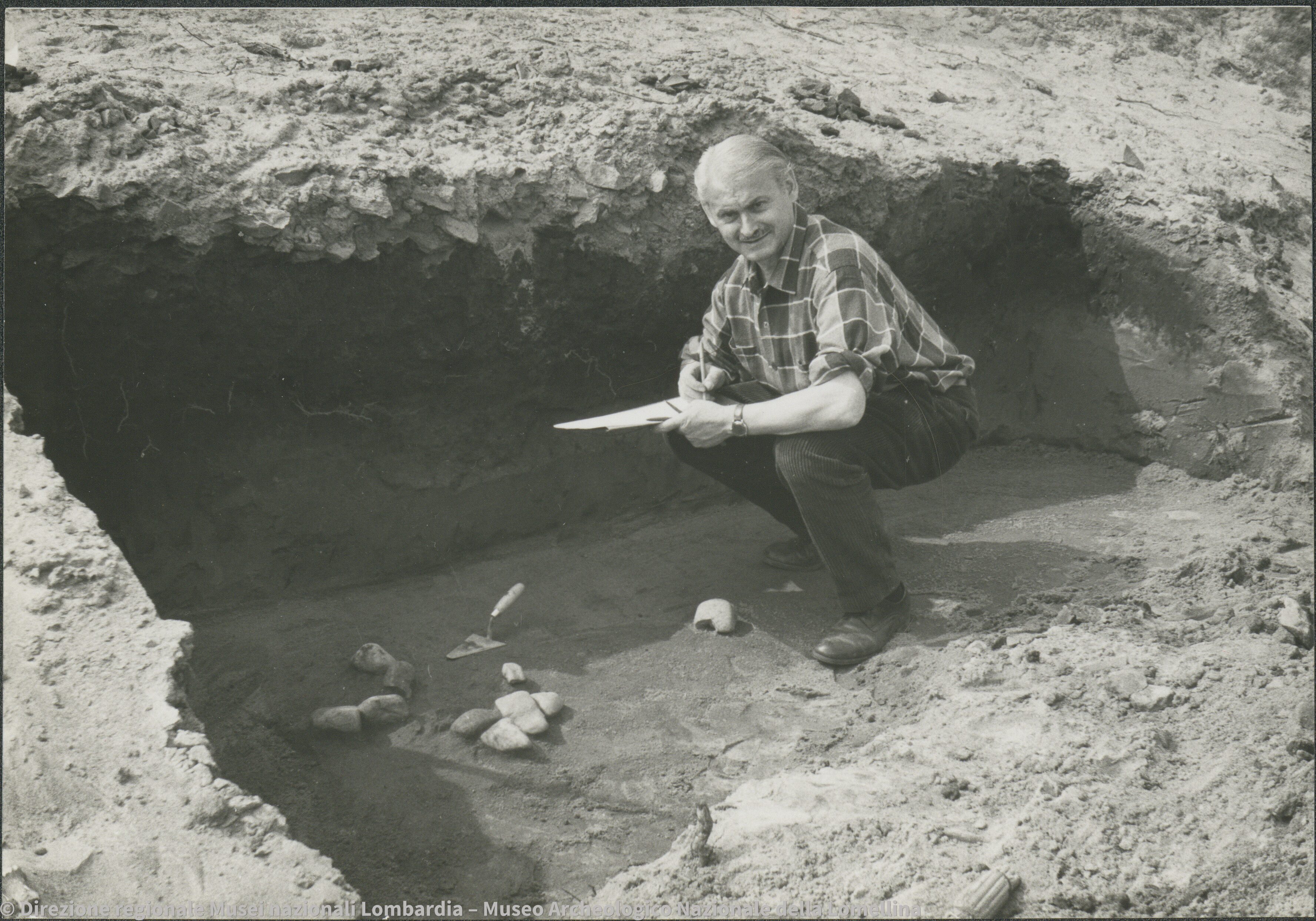 Viewer IIIF con Davide Pace presso un saggio di scavo a Santo Spirito nel 1965