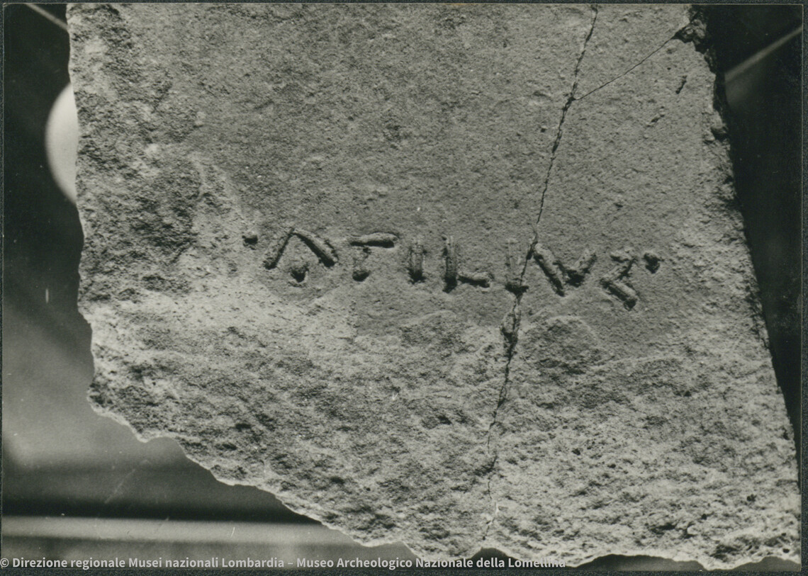 Viewer IIIF delle fotografie del fascicolo 192 relative all'embrice iscritto