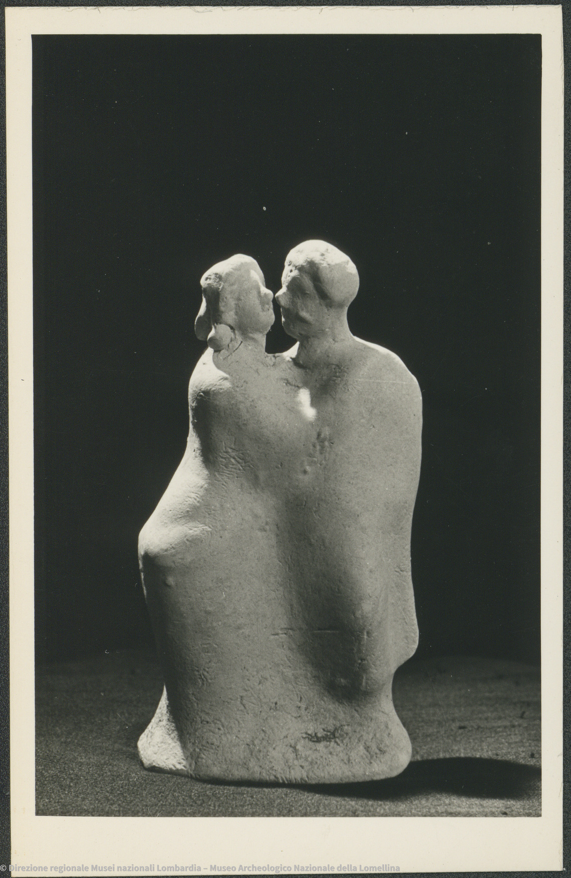Fotografia storica della statuetta dell'abbraccio